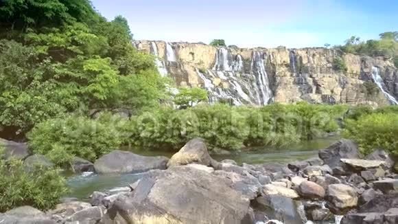 山河中的石头和灌木丛与瀑布视频的预览图