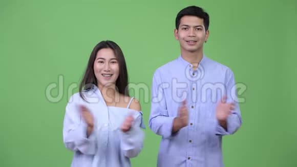 年轻的亚洲商界夫妇鼓掌视频的预览图