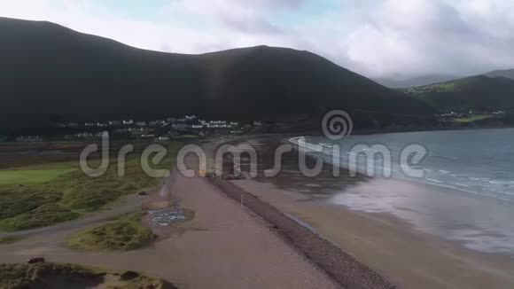 爱尔兰西部的海滩鸟瞰图视频的预览图
