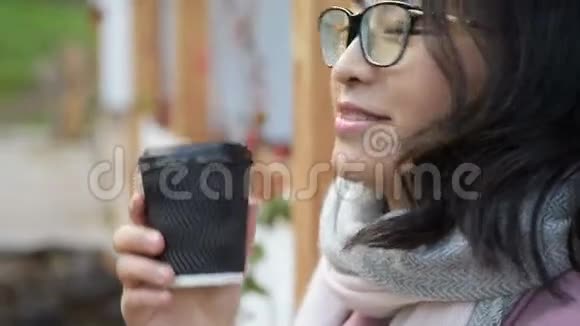 亚洲女人喝咖啡笑视频的预览图