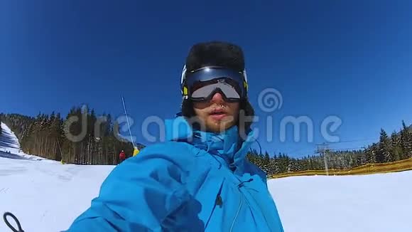 Selfie极端年轻人滑雪板山区寒假视频视频的预览图