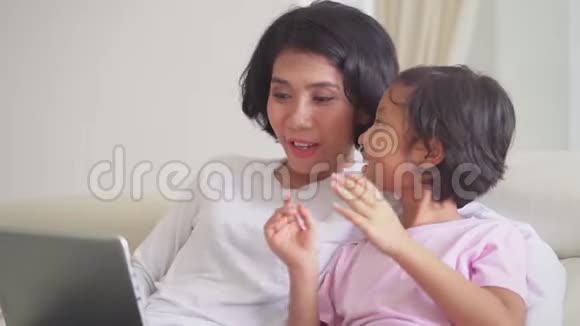 女孩和母亲使用笔记本电脑进行网上购物视频的预览图