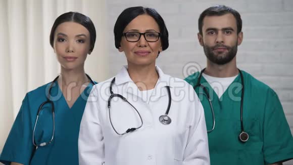 医务人员微笑面对镜头医疗体系和保险改革政策视频的预览图