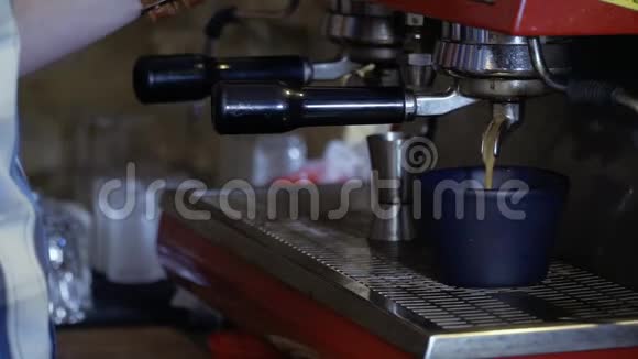 咖啡机将新鲜咖啡倒入杯中视频的预览图
