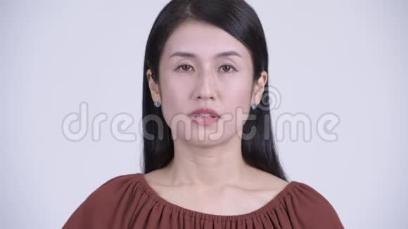 一脸严肃的亚洲女人点头没有视频的预览图