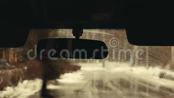 车窗雨滴高清镜头视频的预览图