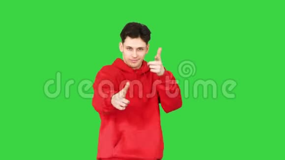 穿着红色帽衫的闲人在绿色屏幕上跳舞彩色钥匙视频的预览图