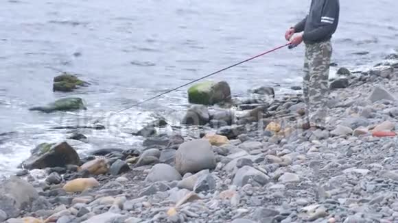 无法辨认的人在海边钓鱼视频的预览图