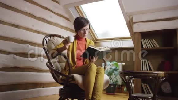 女人一边看书一边喝咖啡视频的预览图