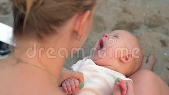 熟睡的女婴躺在户外的母亲膝上视频的预览图