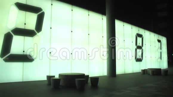 夜间东京市区街道的霓虹灯时间代码视频的预览图