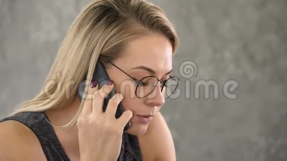 年轻的商界女性满脸困惑打电话视频的预览图