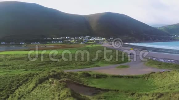 爱尔兰美丽的罗斯贝村鸟瞰图视频的预览图