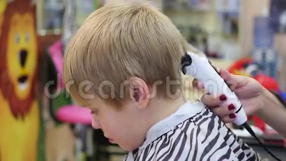 孩子理发店理发视频的预览图