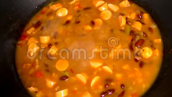 豆汤和香肠视频的预览图