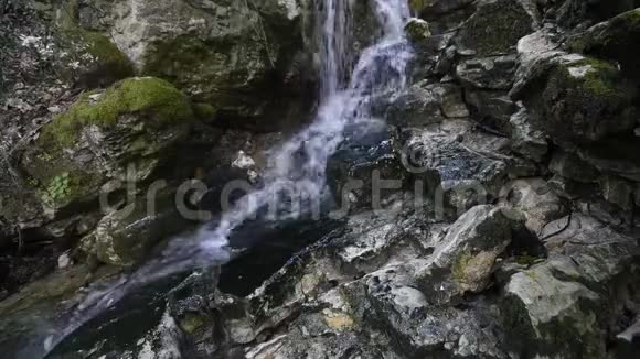 纯净的淡水瀑布视频的预览图