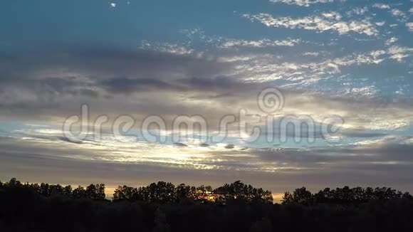 在有云的乡村地区日落视频的预览图