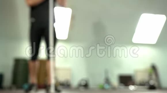 健身房里模糊的健美运动员热身视频的预览图