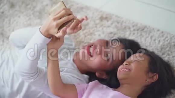 母女俩把手机藏在地毯上视频的预览图