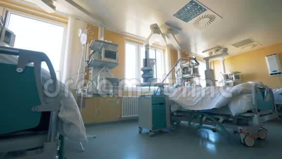 诊所的现代病房充满医疗设备的病房视频的预览图