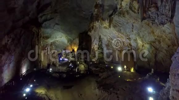 巨大的地质洞穴被投影仪照亮视频的预览图