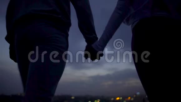可爱的情侣牵手浪漫的秘密约会地点恋爱视频的预览图