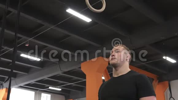 强壮的男人在交叉健身馆做环肌锻炼视频的预览图