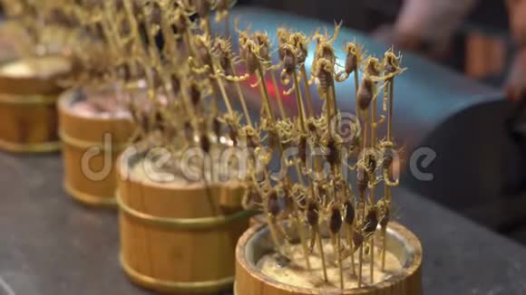 特写镜头许多蝎子串在竹棒上游中国概念外来食物概念视频的预览图