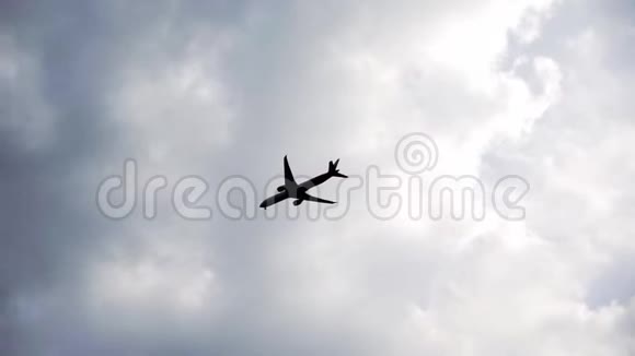 飞机在天空中飞行起飞或降落视频的预览图