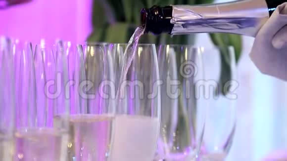 宴会上的侍者把香槟倒入玻璃杯中视频的预览图