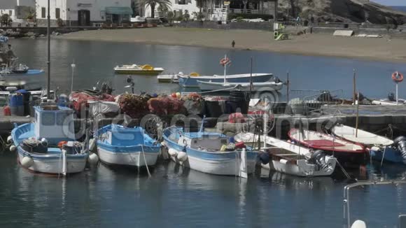 小海湾有停靠的快艇挂着渔网海滨村视频的预览图