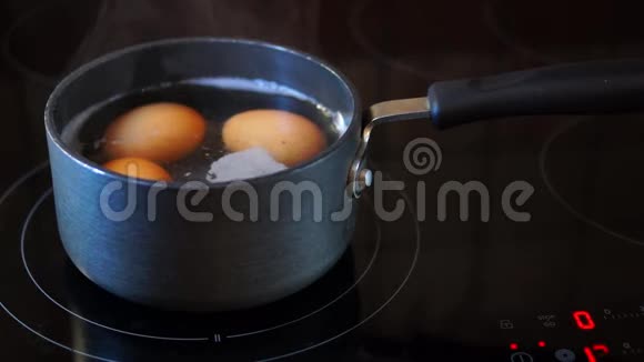 鸡蛋在锅里沸腾视频的预览图