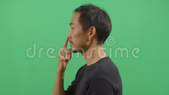成年男子穿着鼻子侧视视频的预览图