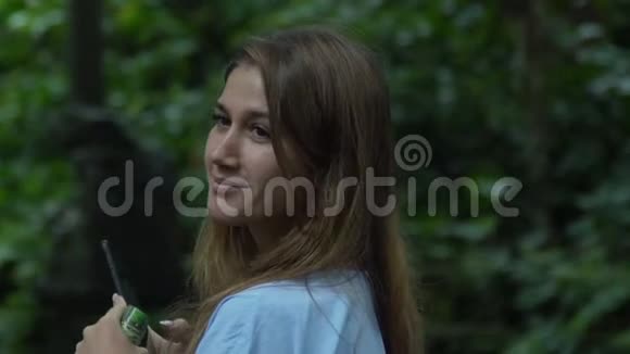 巴厘岛雨林丛林中行走的年轻女子视频的预览图
