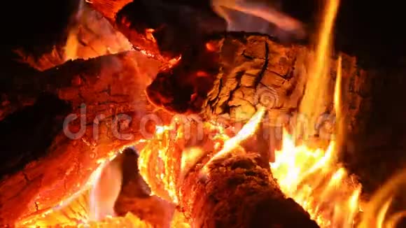 在舒适的壁炉中燃烧橙色火焰的木头视频的预览图