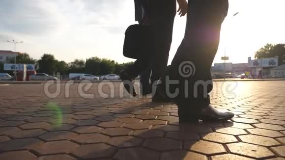 三个商人的脚在城市里行走背景是太阳光商人通勤到一起工作自信视频的预览图