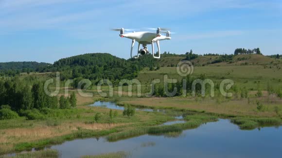 带数码相机的四翼飞行器飞越湖面俄罗斯伊兹博斯克视频的预览图