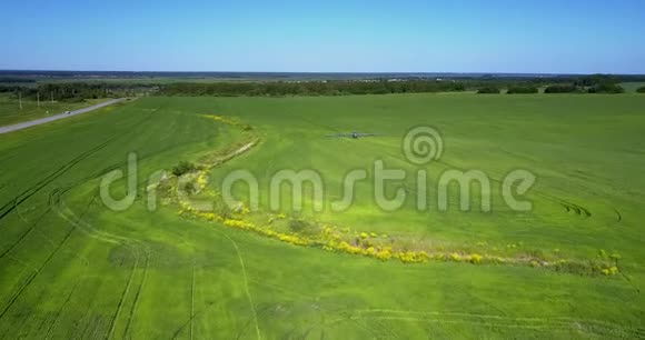 一条条小沟沟在绿色的田野里机械视频的预览图