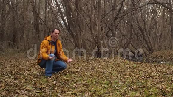猎狗在秋天的公园里舔和高兴它的主人慢动作视频的预览图