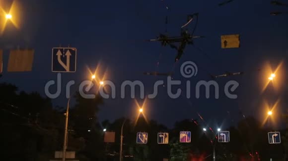 夜间城市街道的蓝色路标交通规则遵守情况市区视频的预览图