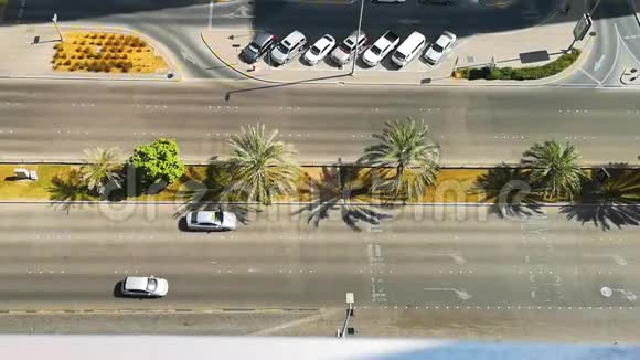 在阳光明媚的一天城市汽车和道路的最高视野视频的预览图