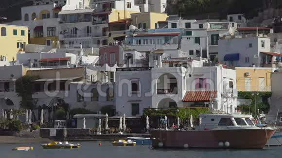 度假小镇的浅色房屋紧密结合在一起朝向海滨视频的预览图