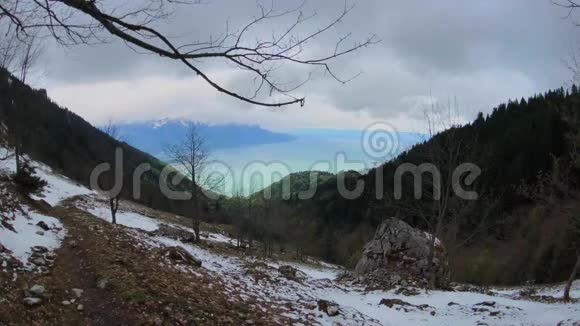 美丽的瑞士山脉景观日内瓦湖视频的预览图