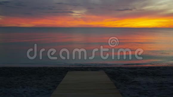 海滩上的日落太阳落在海里视频的预览图
