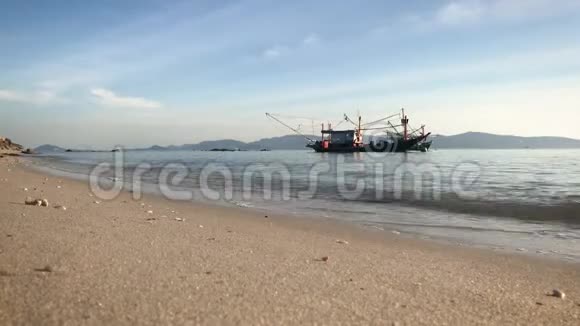 水上的一艘大渔船海面上的小浪视频的预览图
