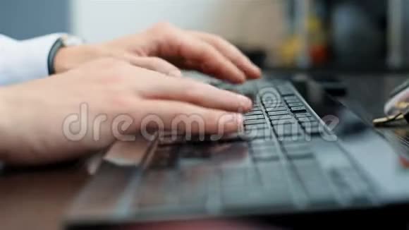 商人手在键盘上打字视频的预览图