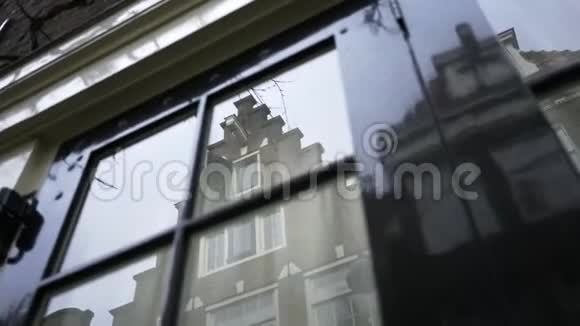荷兰大厦反映在窗户上视频的预览图