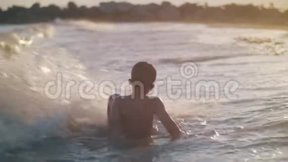 日落时在海边洗澡的儿童视频的预览图
