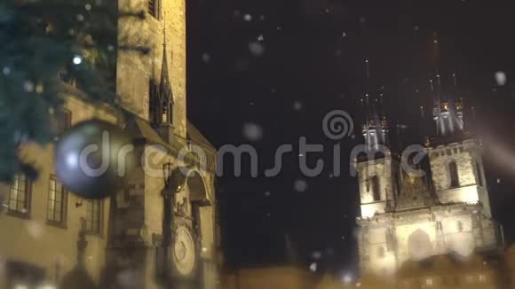 捷克共和国夜空中升起的著名的布拉格古堡视频的预览图