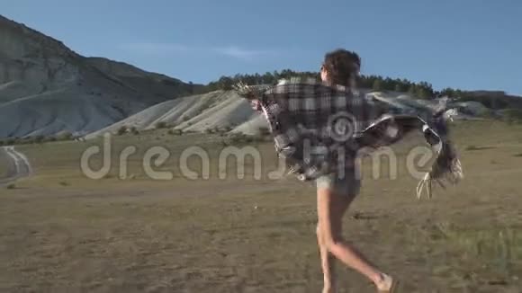 女旅行者跑到白崖视频的预览图